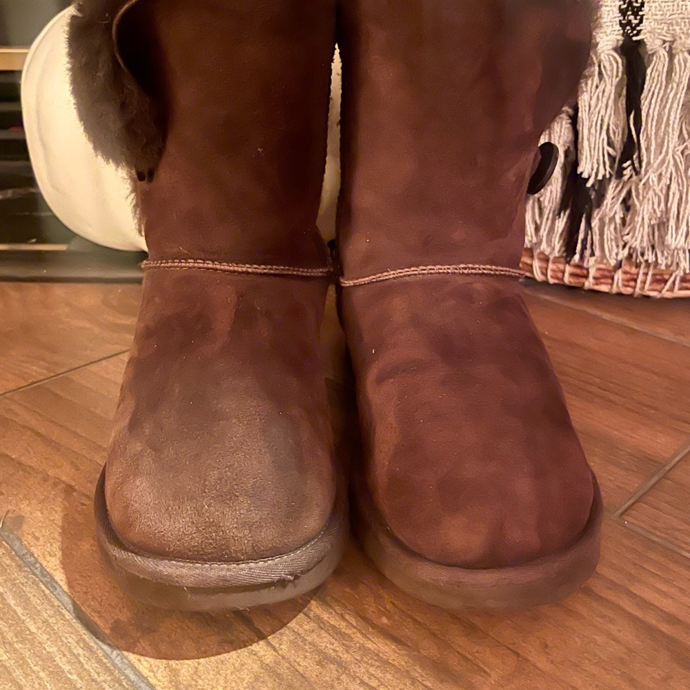 Chocolate Brown authentic Uggs - womens size 9.
